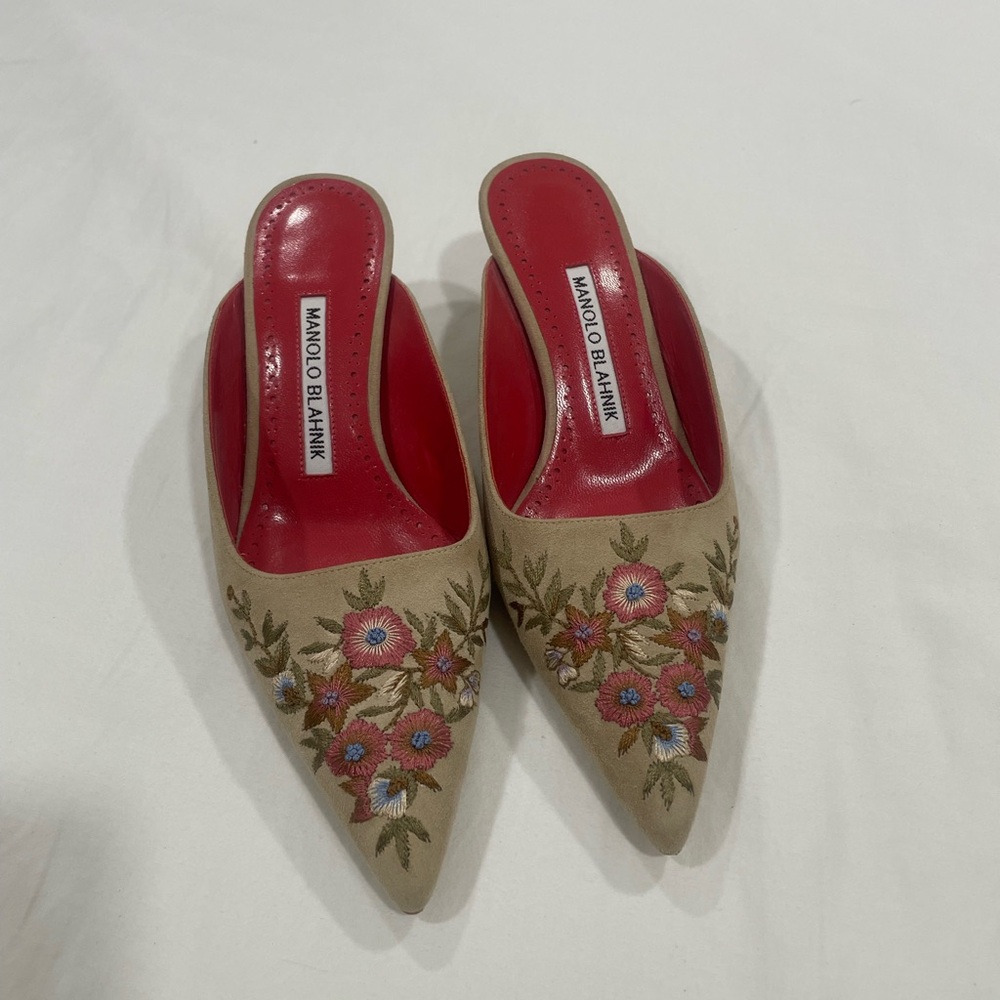Tan suede embroidered Mule .Manolo Blahnik Ornella kitten heel . GUC